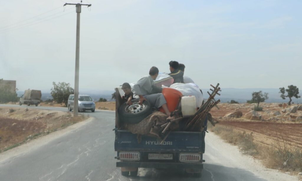 نزوح للمدنيين من بلدة الأبزمو في ريف حلب الغربي جراء قصف قوات النظام وروسيا للبلدة- 10 من تشرين الأول 2023 (الدفاع المدني السوري/ فيس بوك)