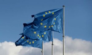 أعلام الاتحاد الأوروبي خارج مقر المفوضية الأوروبية في بروكسل ببلجيكا - 19 أيلول 2019 (رويترز)