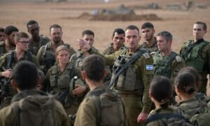رئيس الأركان الإسرائيلي، هرتسي هاليفي، يتوسط مجموعة من الجنود الإسرائيليين المشاركين في التصعيد العسكري على غزة- 29 من تشرين الأول 2023 (الجيش الإسرائيلي/ إكس)