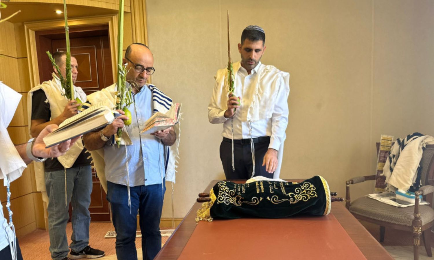 وزير الاتصالات الإسرائيلي شلومو كارهي يؤدي صلوات يهودية ضمن فندق في العاصمة السعودية- 2 من تشرين الأول 2023 (وزارة الاتصالات الإسرائيلية)