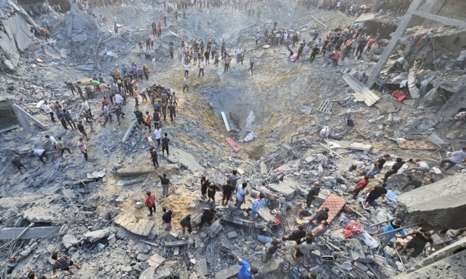 الآثار التدميرية التي خلفها قصف إسرائيلي على مخيم جباليا بقنابل تزن الواحدة منها طن- 31 من تشرين الأول 2023 (رام الله الإخباري/ أنس الشريف)