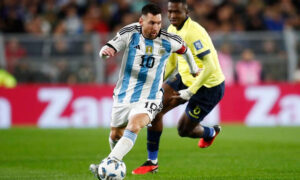 ليونيل ميسي خلال مباراة الأرجنتين ضد الإكوادور ضمن تصفيات أمريكا الجنوبية لكأس العالم - 7 أيلول 2023 (رويترز)