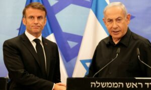 رئيس الوزراء الإسرائيلي، بنيامين نتنياهو، يستقبل الرئيس الفرنسي، إيمانويل ماكرون، في اليوم الـ18 من التصعيد على غزة- 24 من تشرين الأول 2023 (رويترز)