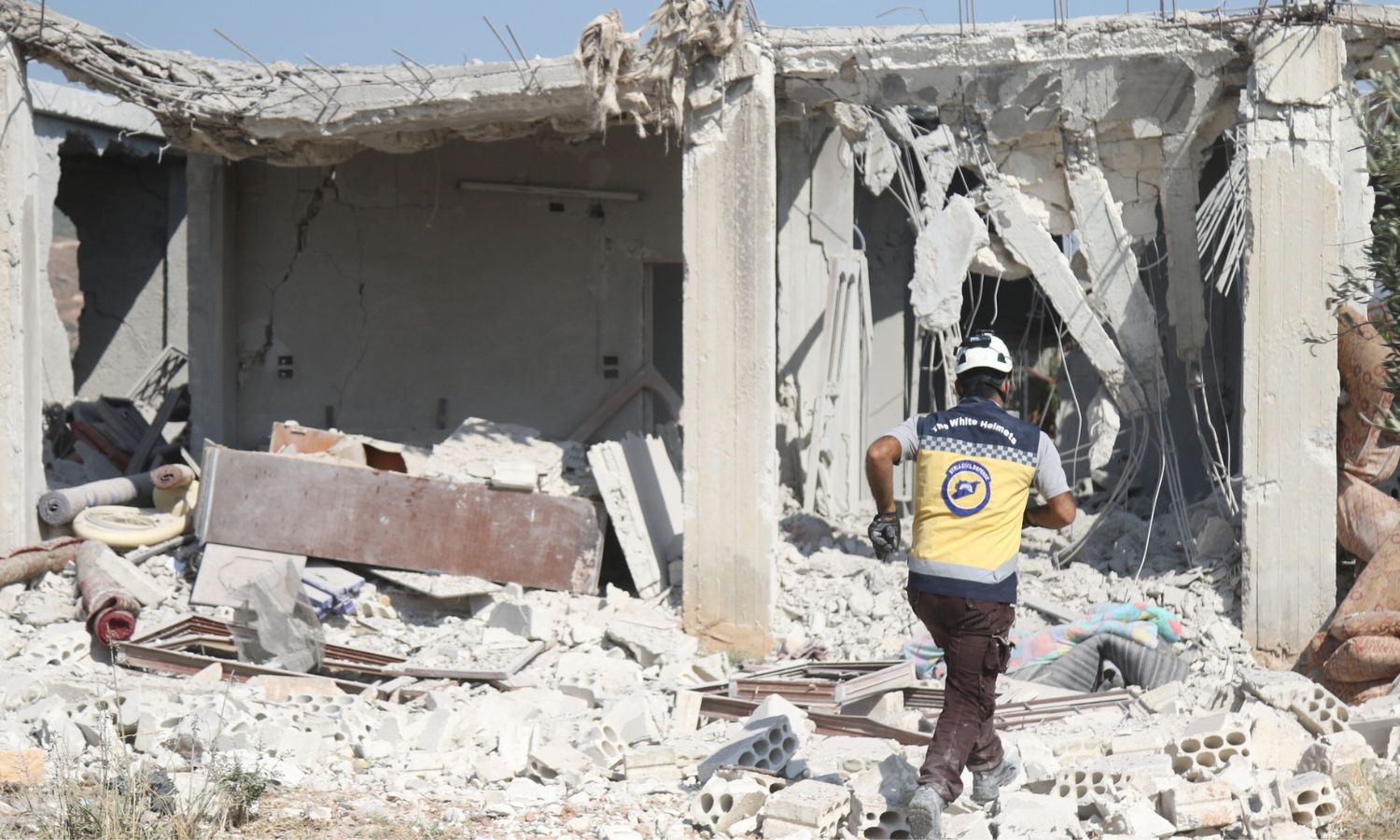 آثار الدمار الذي خلفته الغارات الجوية الروسية في ريف إدلب الغربي- 6 من تشرين الأول 2023 (الدفاع المدني السوري/ فيس بوك)
