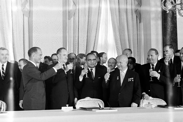 حفل التوقيع على معاهدة الحظر الجزئي للتجارب النووية -15 آب 1963-(موسكو)