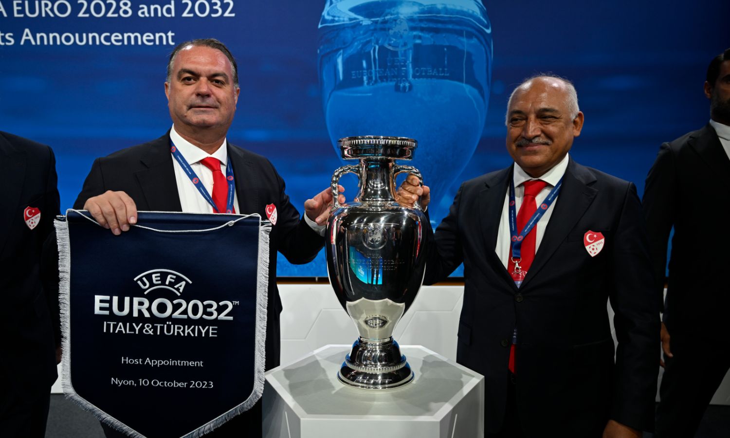 ممثلون من تركيا مع إيطاليا خلال إعلان المدينة المضيفة لكأس الأمم الأوروبية عامي 2028 و2032 في مقر الاتحاد الأوروبي لكرة القدم، بسويسرا- 10 تشرين الأول 2023 (UEFA)