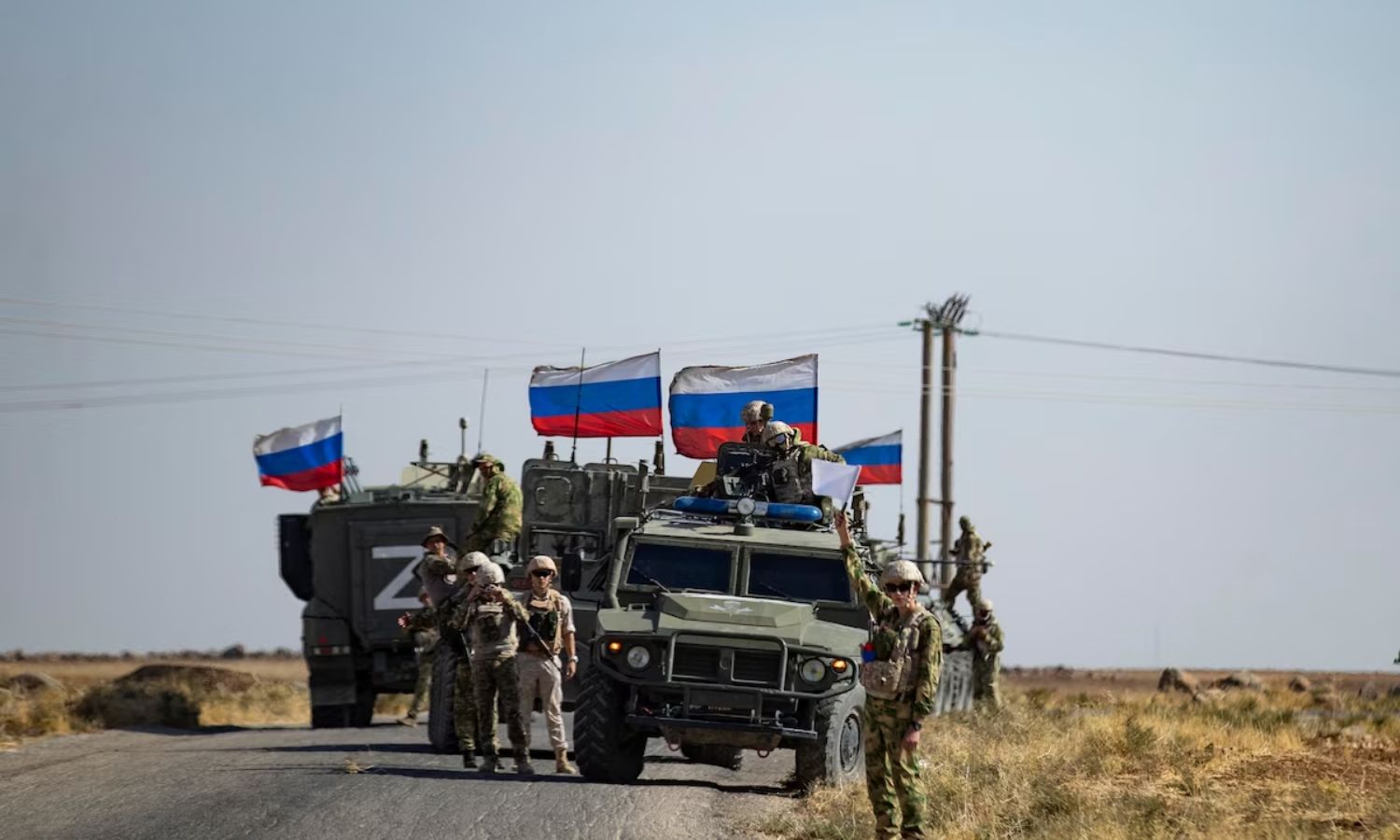 جنود من قافلة عسكرية روسية في دورية على طريق بالقرب من حقل نفط بالقرب من بلدة القحطانية في محافظة الحسكة شمال شرقي سوريا - تشرين الأول 2022(AFP)