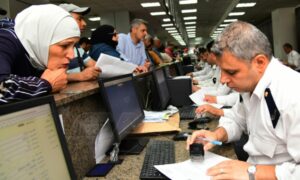 ازدحام سوريين في مديرية الهجرة والجوازات لصحل على جوازات السفر في دمشق 2022 (سانا)
