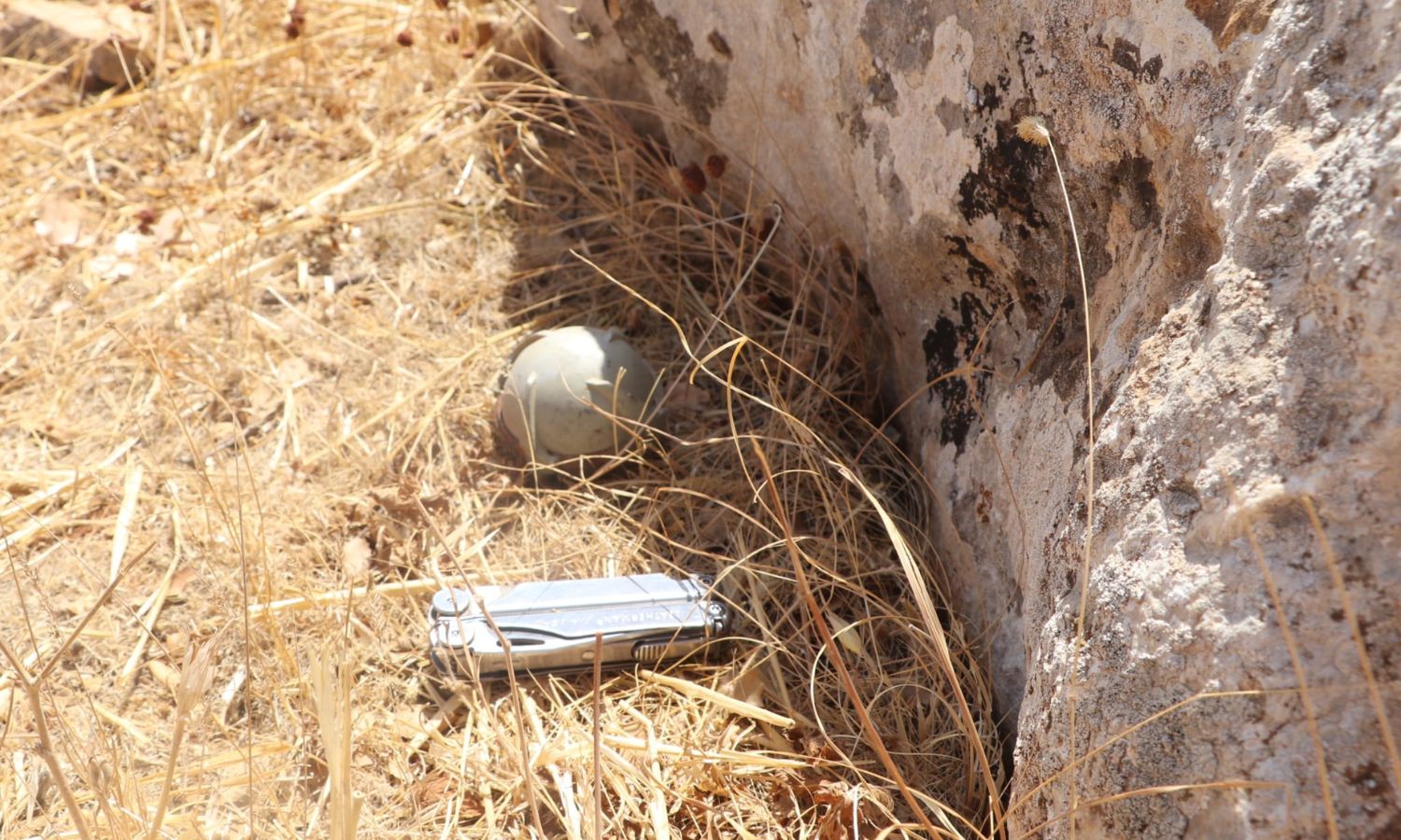 قنبلة عنقودية غير المنفجرة   وجدت في مدينة دارة عزة غربي حلب أتلفتها فرق "الدفاع المدني السوري"- 19 أيلول 2023 (الدفاع المدني السوري)