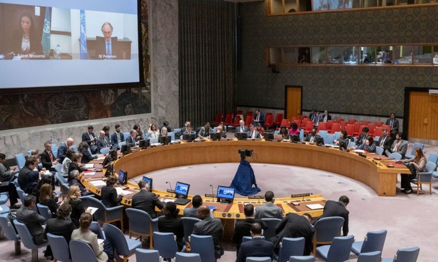 المبعوث الأممي لسوريا غير بيدرسون، ومديرة العمليات والمناصرة في مكتب الأمم المتحدة لتنسيق الشؤون الإنسانية إيديم وسورنو، يقدمان إحاطة لمجلس الأمن الدولي حول سوريا_ 30 تشرين الأول 2023 (الأمم المتحدة)