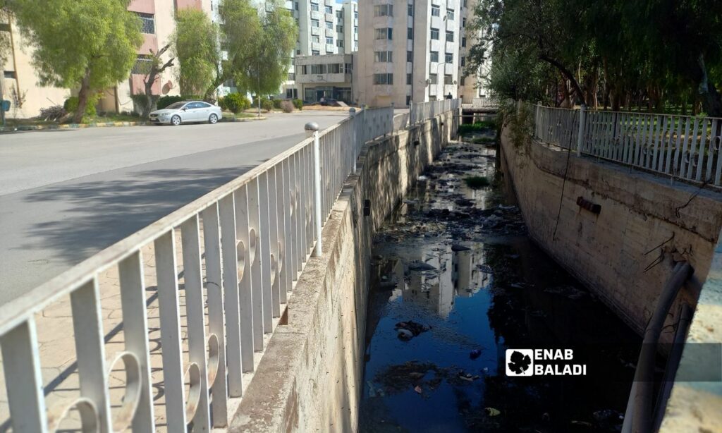 قناة مائية داخل المدينة الجامعية بدمشق- 27 أيلول 2023 (عنب بلدي/ سارة الأحمد)