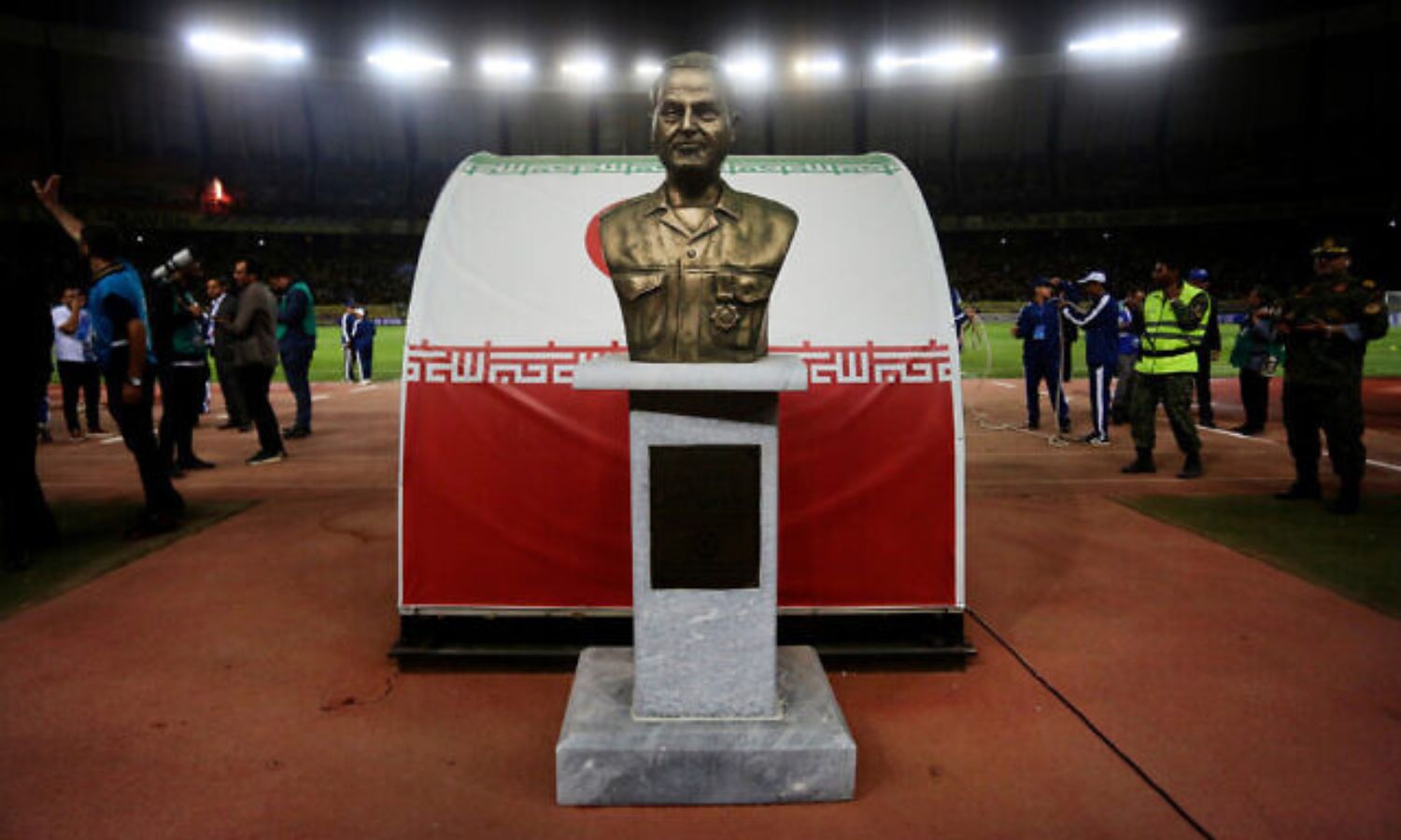 تمثال قاسم سليماني في ملعب مباراة ساباهان والاتحاد 2 من تشرين الأول 2023 (وكالة تسنيم الإيرانية)
