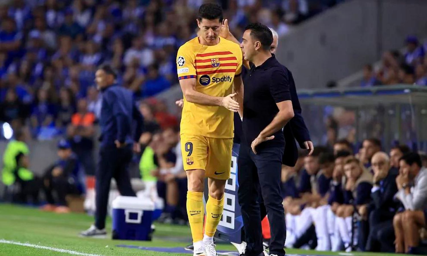ليفاندوفسكي لحظة خروجه مصابًا أمام بورتو في دوري أبطال أوروبا 4 من تشرين الأول 2023 (ماركا)