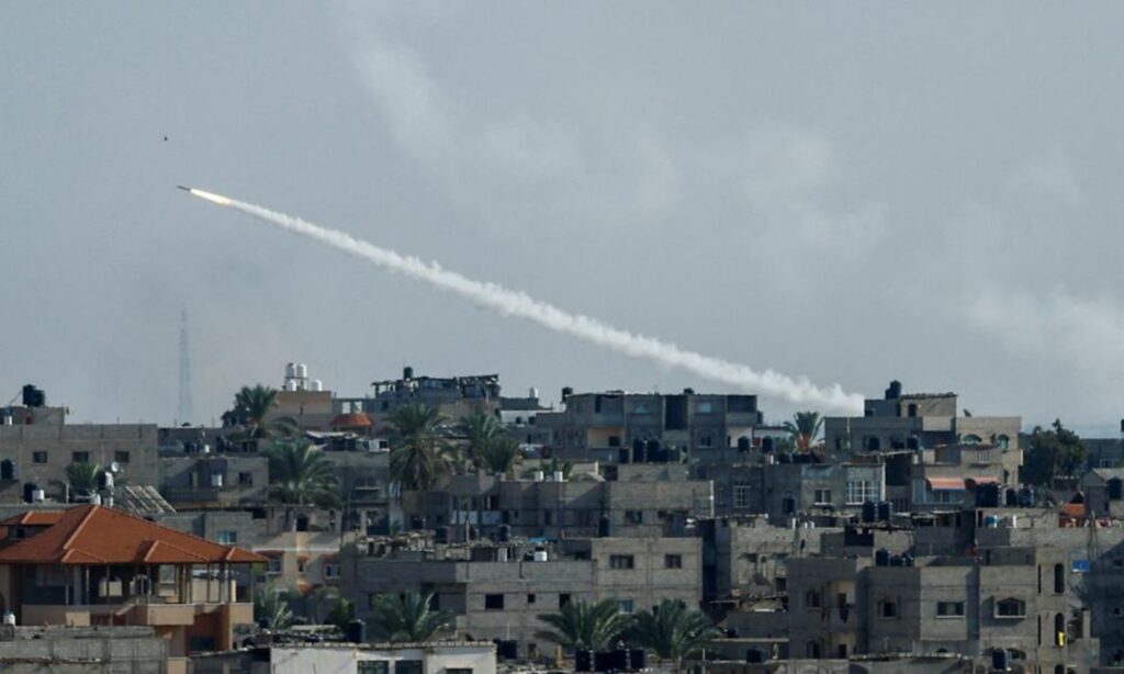 صاروخ فلسطيني أطلقته حماس باتجاه الأراضي المحتلة في 8 من تشرين الأول 2023 (رويترز)
