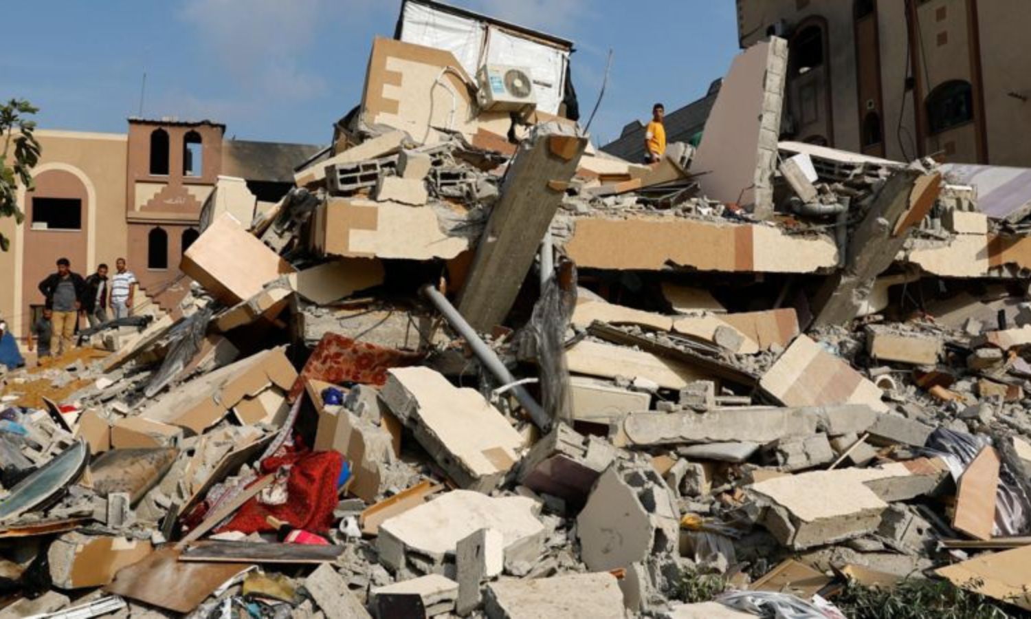 ركام بناء دمره طيران الاحتلال الإسرائيلي بعد قصفه في قطاع غزة 8 من تشرين الأول 2023 (رويترز)