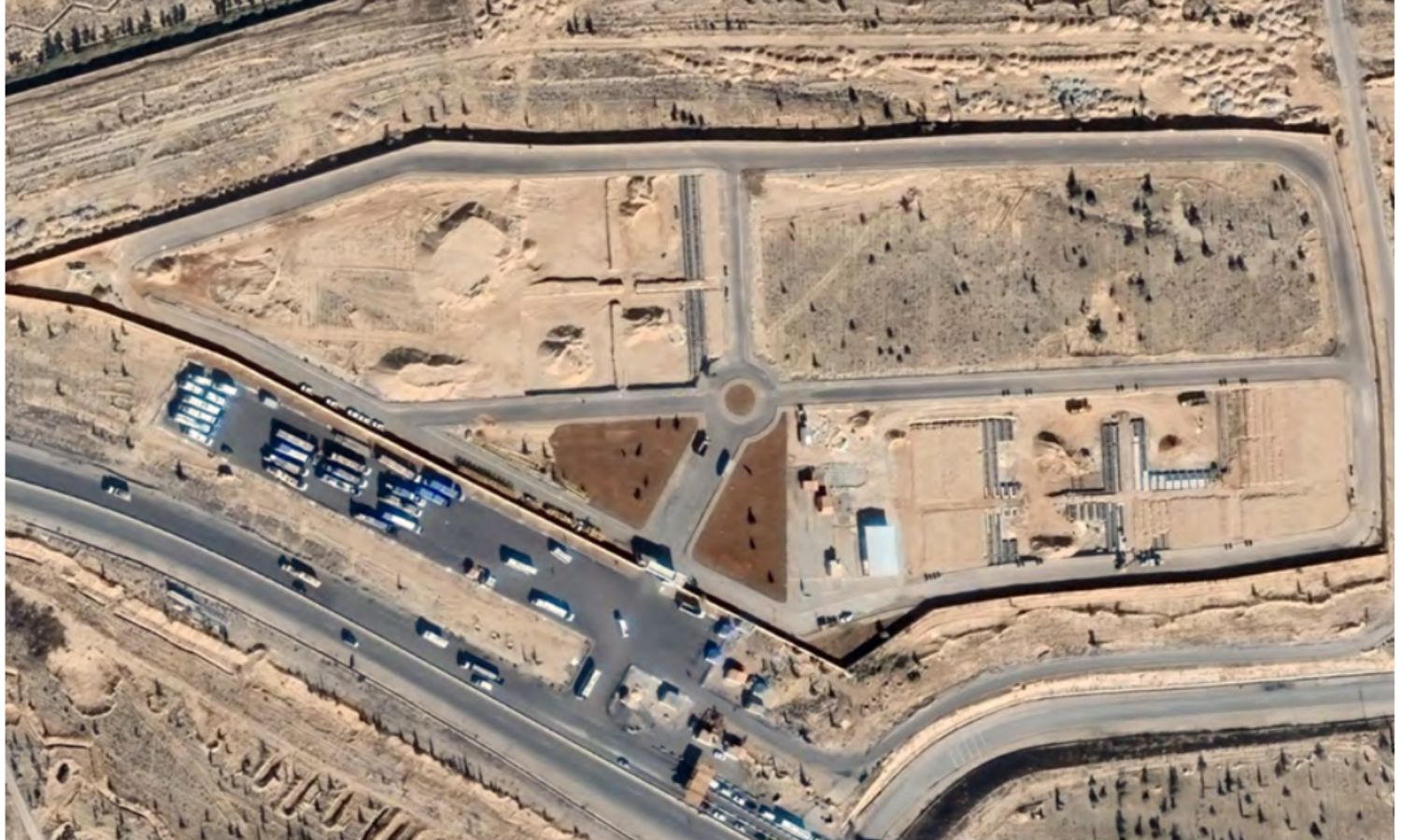 صور الأقمار الصناعية للمقابر الجماعية في منطقة جسر بغداد في ريف دمشق في 2016 (رابطة معتقلي ومفقودي سجن صيدنايا)