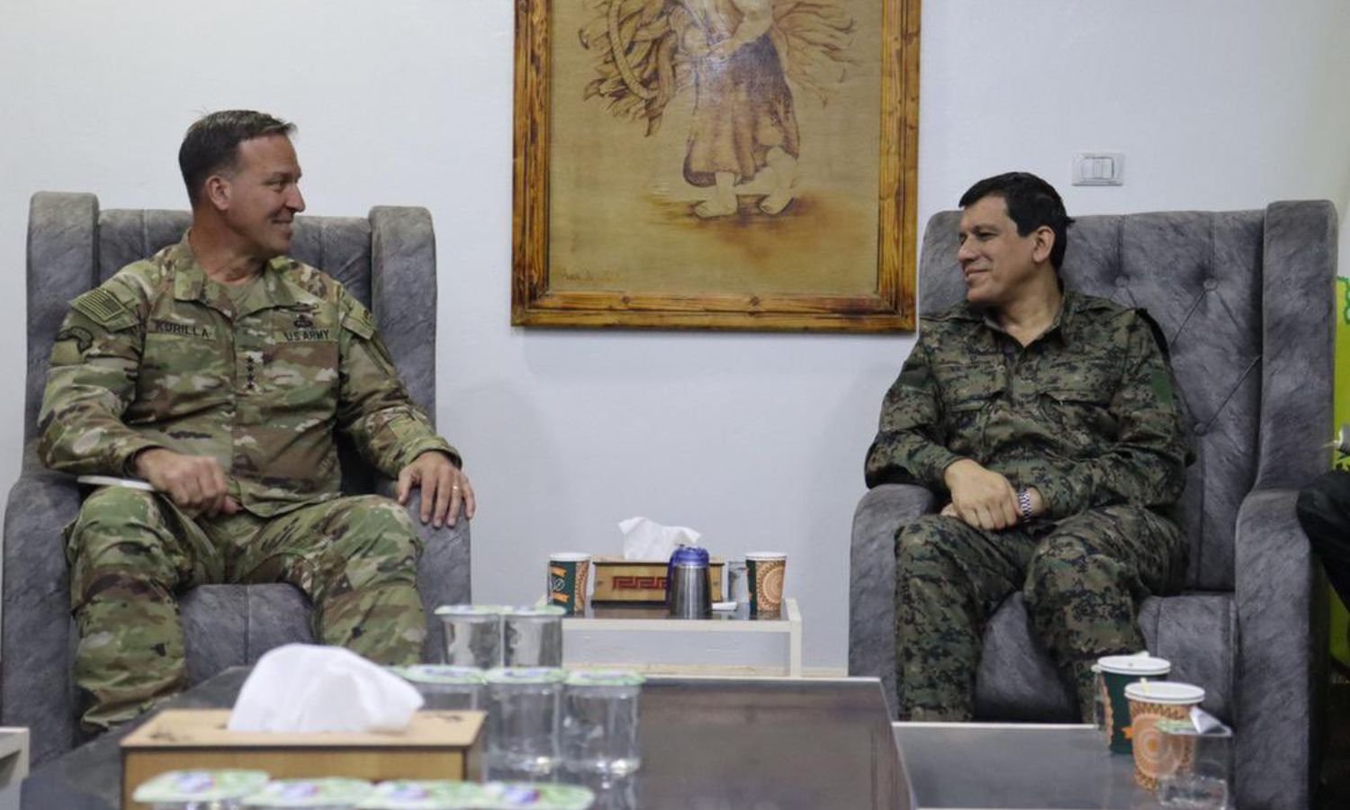 قائد "قسد" مظلوم عبدي (يمين) خلال اجتماعه مع قائد القيادة المركزية الأمريكية الجنرال مايكل إيريك كوريلا (يسار)- 14 من نيسان 2022 (مظلوم عبدي/ إكس)