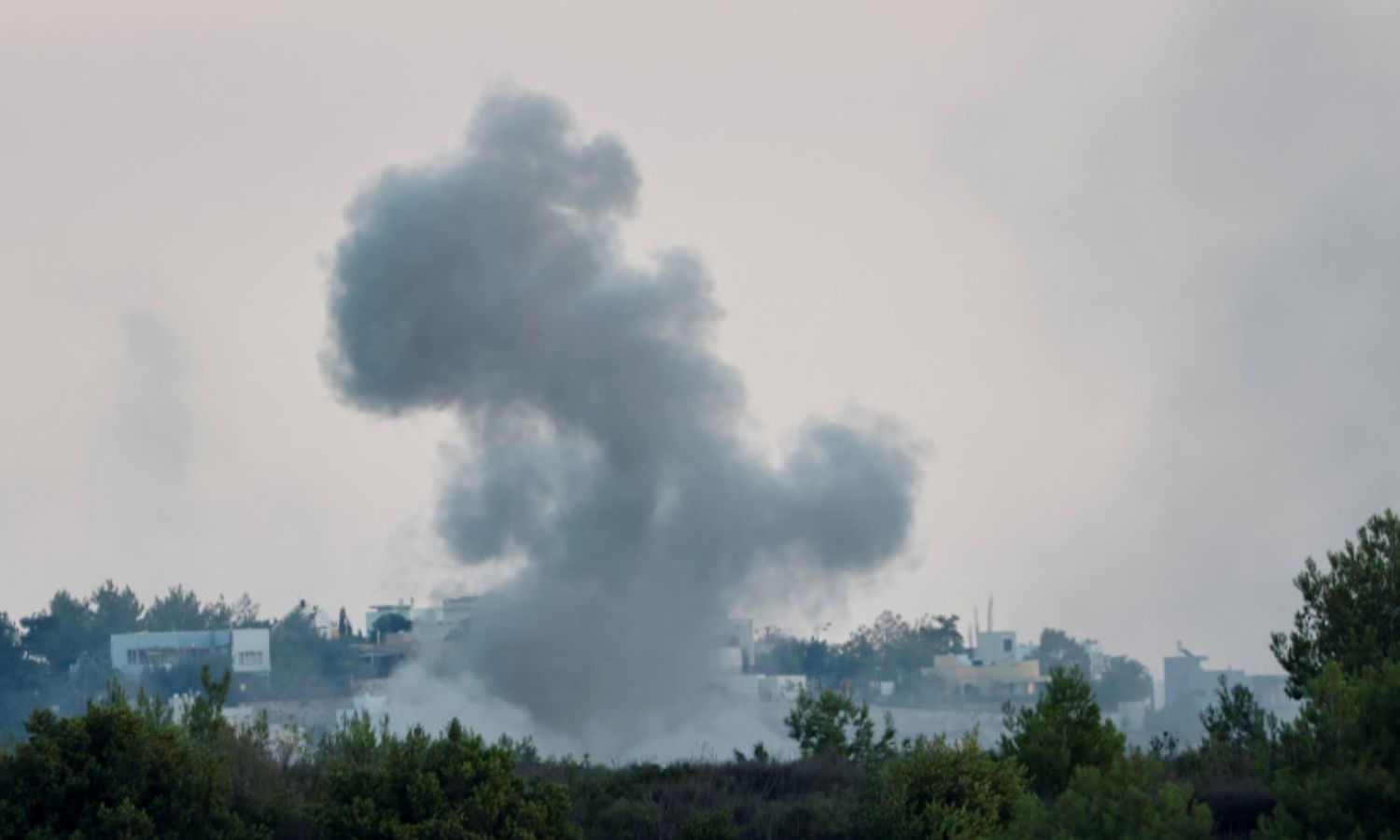 تصاعد الدخان بعد قصف إسرائيلي بالقرب من بلدة علما جنوبب لبنان- 13 من تشرين الأول 2023 (رويترز/ ثائر السوداني)