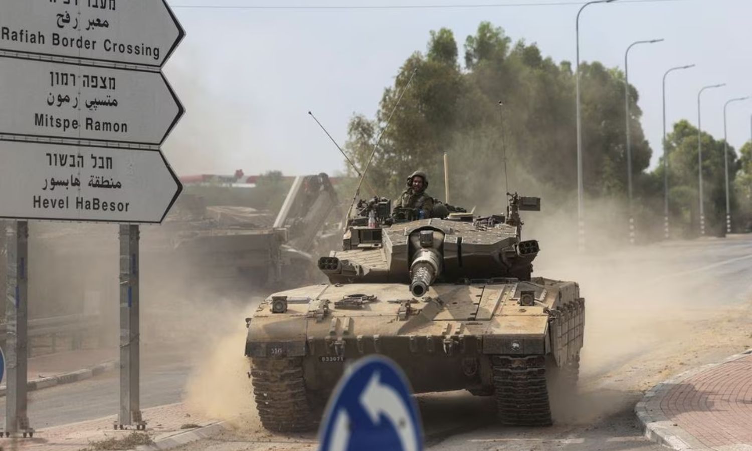 جنود إسرائيليون يقودون دبابة في محيط قطاع غزة جنوبي فلسطين المحتلة- 10 من تشرين الأول 2023 (رويترز/ رونين زفولون)