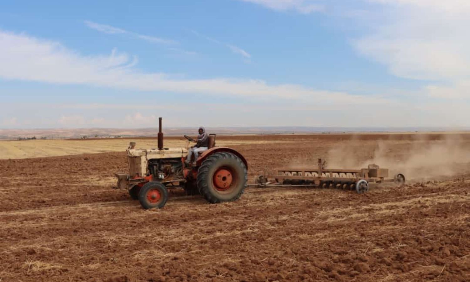جرار يحرث أرضًا زراعية شمال شرقي سوريا- 24 من تموز 2023 (مؤسسة إكثار البذار/ فيس بوك)