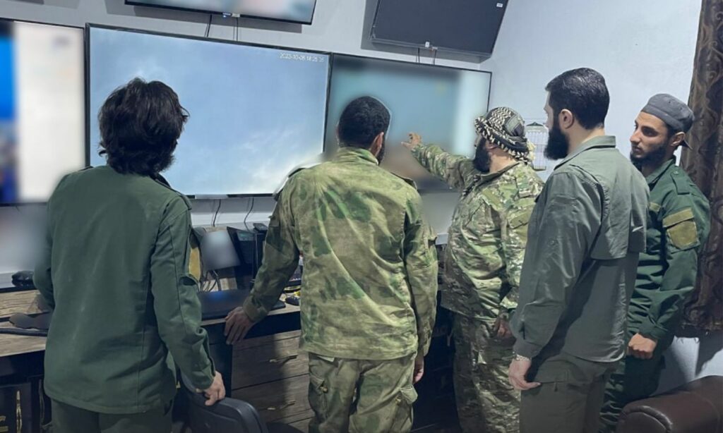 قائد "هيئة تحرير الشام"، "أبو محمد الجولاني" وعناصر في "الهيئة" داخل غرفة عمليات عسكرية- 8 من تشرين الأول 2023 (متداول- مرصد الشمال)