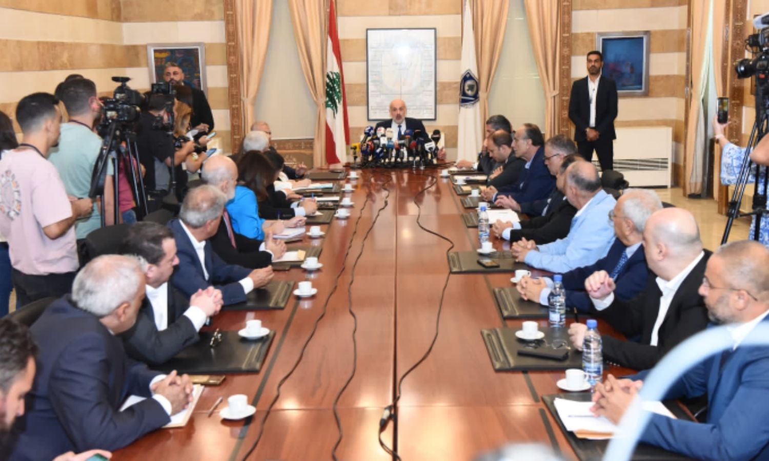 وزير الداخلية اللبناني، بسام مولوي، في اجتماع مع المحافظين ورؤساء البلديات اللبنانية- 4 من تشرين الأول 2023 (الوكالة اللبنانية الوطنية للإعلام)