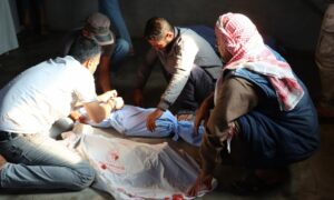 ذوو ضحابا قصف قوات النظام على قرية القرقور بسهل الغاب في ريف حماة- 22 تشرين الأول 2023 (الدفاع المدني)