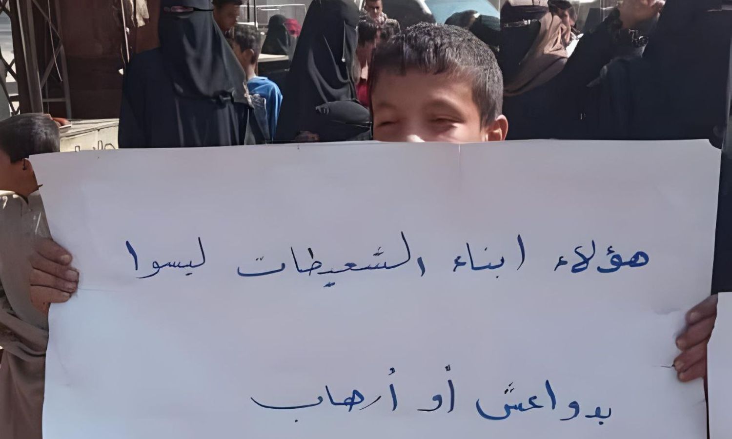 مظاهرات تطالب بالإفراج عن المعتقلين لدى قسد في أبو حمام بريف دير الزور الشرقي- 28 من تشرين الأول 2023 (صورة متداولة على مواقع التواصل الاجتماعي)