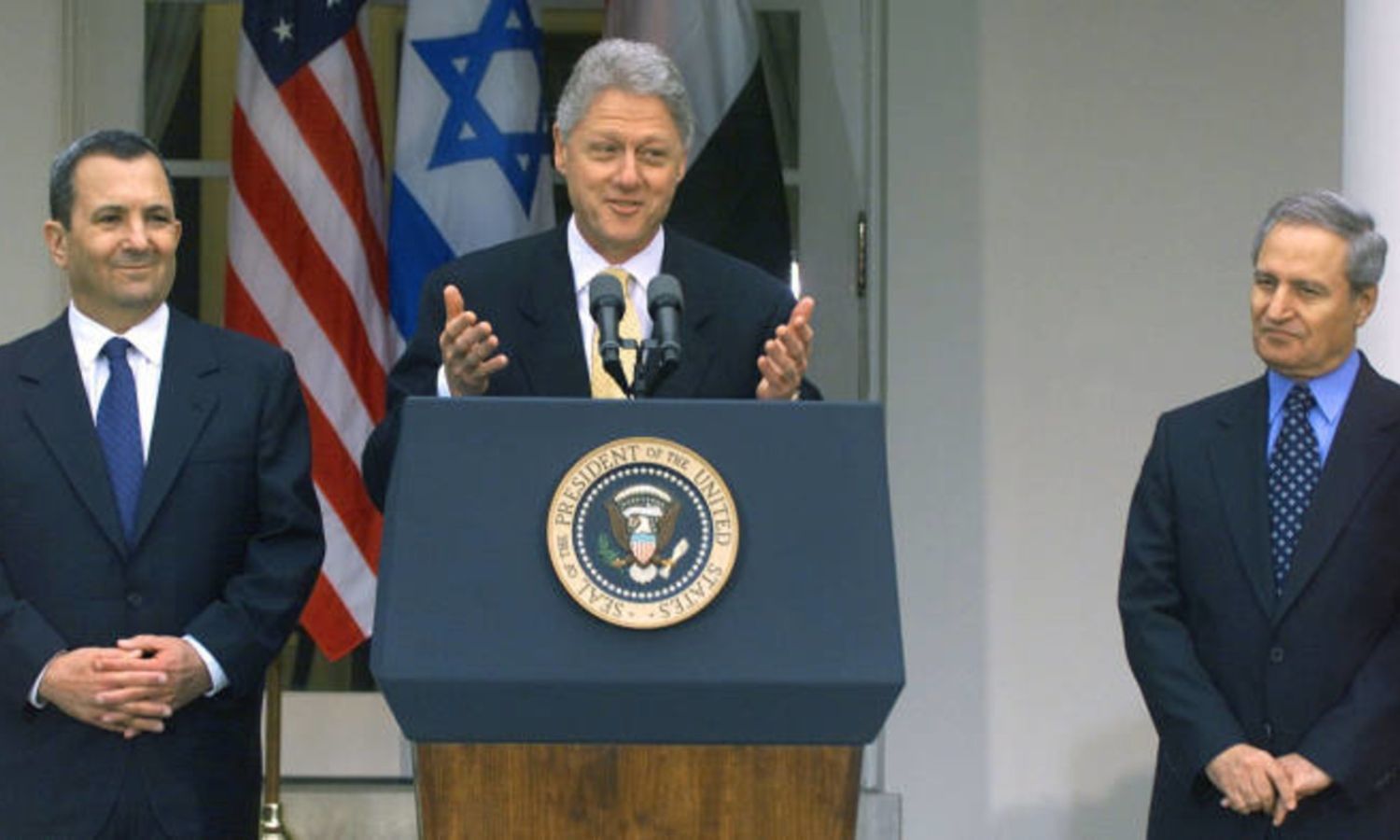 فاروق الشرع (يمين) وإيهود باراك (يسار) ويتوسطهما الرئيس الأمريكي الأسبق بيل كلينتون 1999 (الشرق الأوسط)