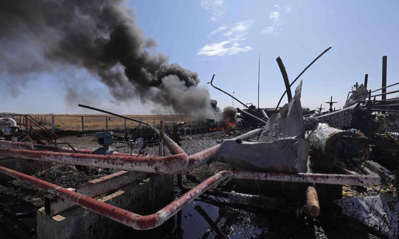 حريق في منشأة بسباسي النفطية التي تعرّضت لقصف تركي في ريف القحطانية بمحافظة الحسكة- 6 تشرين الأول 2023 (AFP)