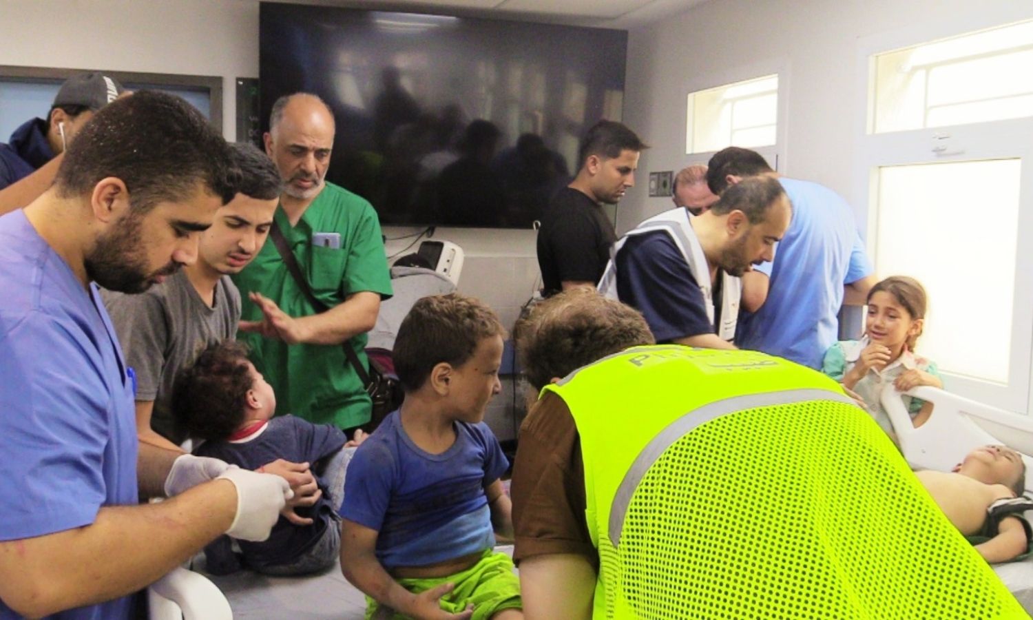 الفرق الطبية في قطاع غزة تحاول إنقاذ المصابين جراء القصف الإسرائيلي المتواصل- 17 من تشرين الأول 2023 (وزارة الصحة الفلسطينية في غزة/ فيس بوك)
