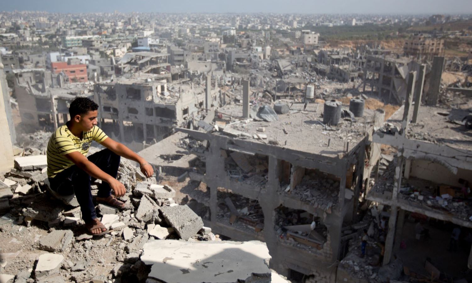 طفل أمام الأبنية المهدمة في غزة نتيجة القصف الإسرائيلي تشرين الأول 2023 (وفا)