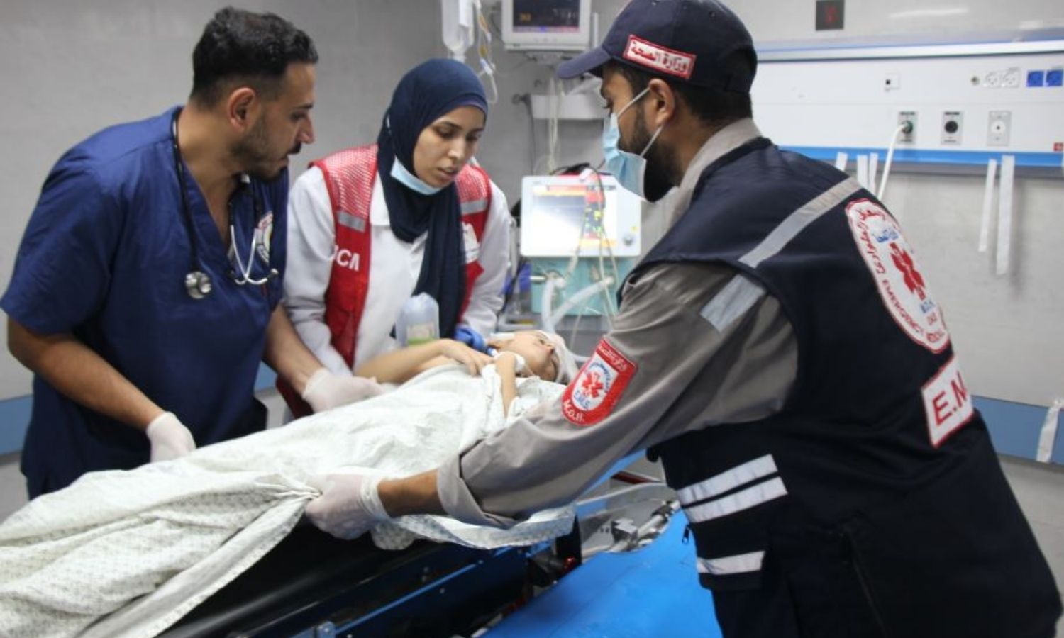 كوادر وزارة الصحة في غزة تحاول إنقاذ مصابين في التصعيد الإسرائيلي على القطاع- 13 من تشرين الأول 2023 (وزارة الصحة في غزة/ فيس بوك)