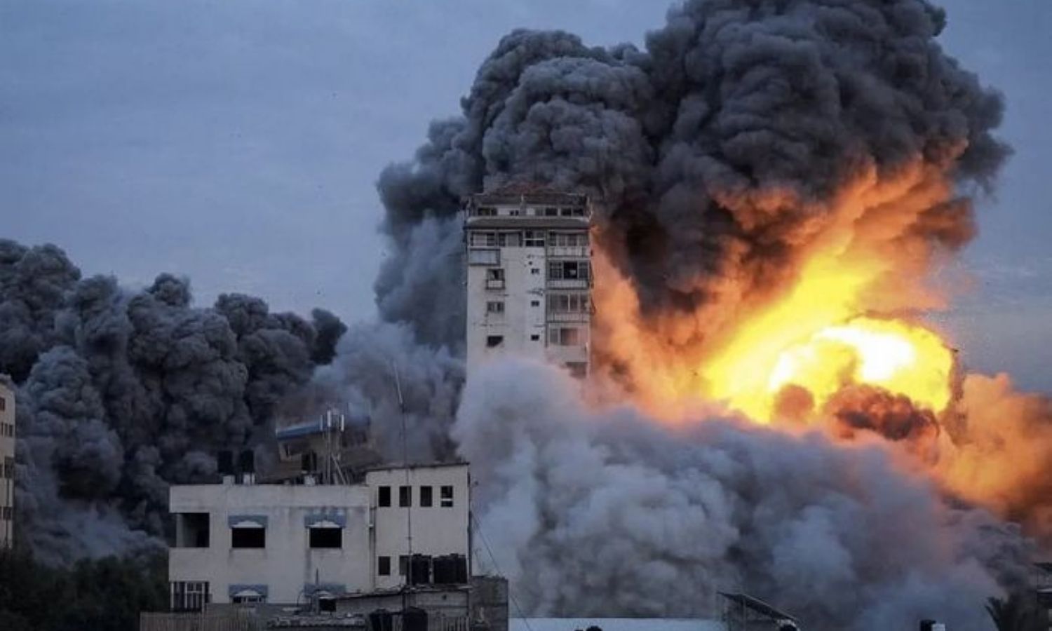 لحظة استهداف مبنى في قطاع غزة من قبل طيران الاحتلال الإسرائيلي خلال العمليات العسكرية المستمرة منذ 7 من تشرين الأول 2023 (غزة الآن)