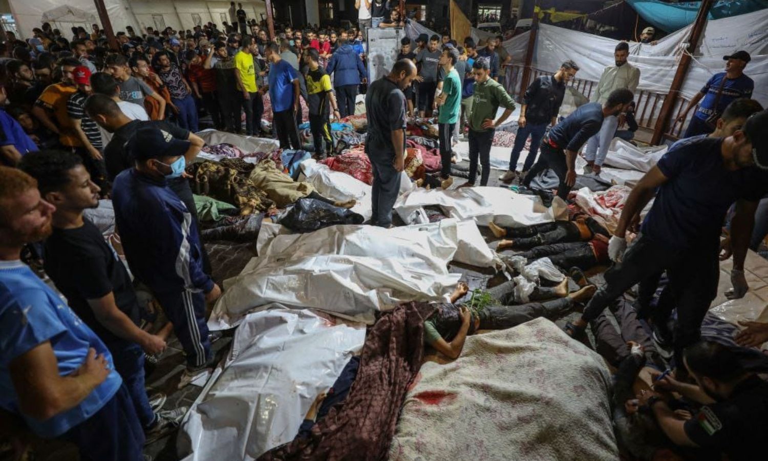 جثامين ضحايا القصف الإسرائيلي على المستشفى المعمداني بعد نقلهم لمستشفى الشفاء في غزة 17 من تشرين الأول 2023 (وفا)