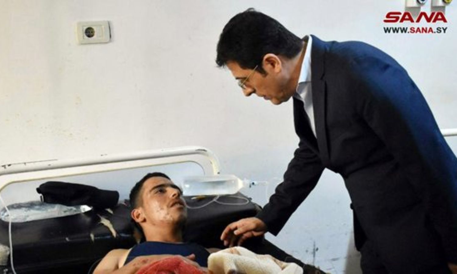 وزير الصحة حسن الغباش يزور مصابي تفجير الكلية الحربية- 5 من تشرين الأول 2023 (سانا)