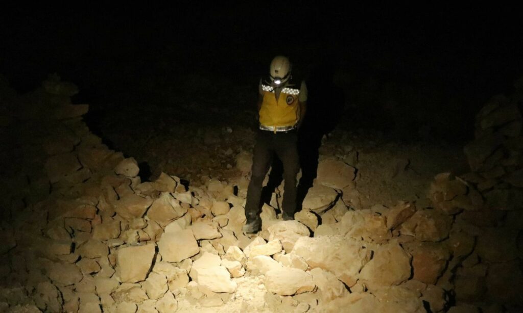 آثار استهداف قوات النظام السوري بصواريخ محملة بذخائر حارقة لقرية التوامة في ريف حلب الغربي - 24 من تشرين الأول 2023 (الدفاع المدني السوري)