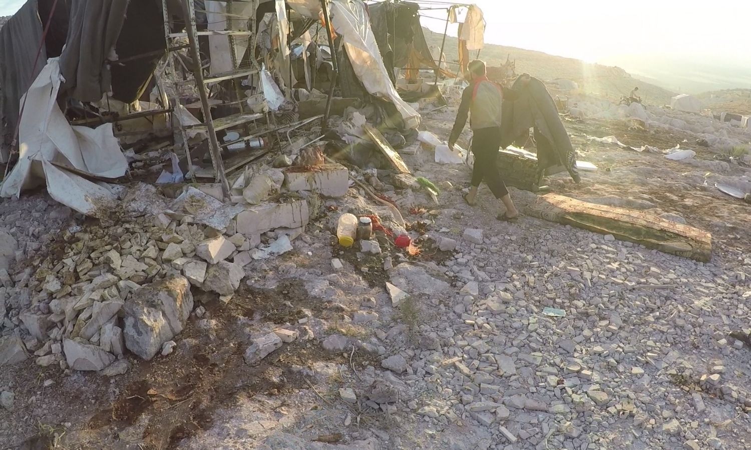 آثار استهداف الطيران الحربي الروسي لمخيم "القشوة" على أطراف بلدة الشيخ يوسف في ريف إدلب الغربي - 17 من تشرين الأول 2023 (الدفاع المدني السوري)