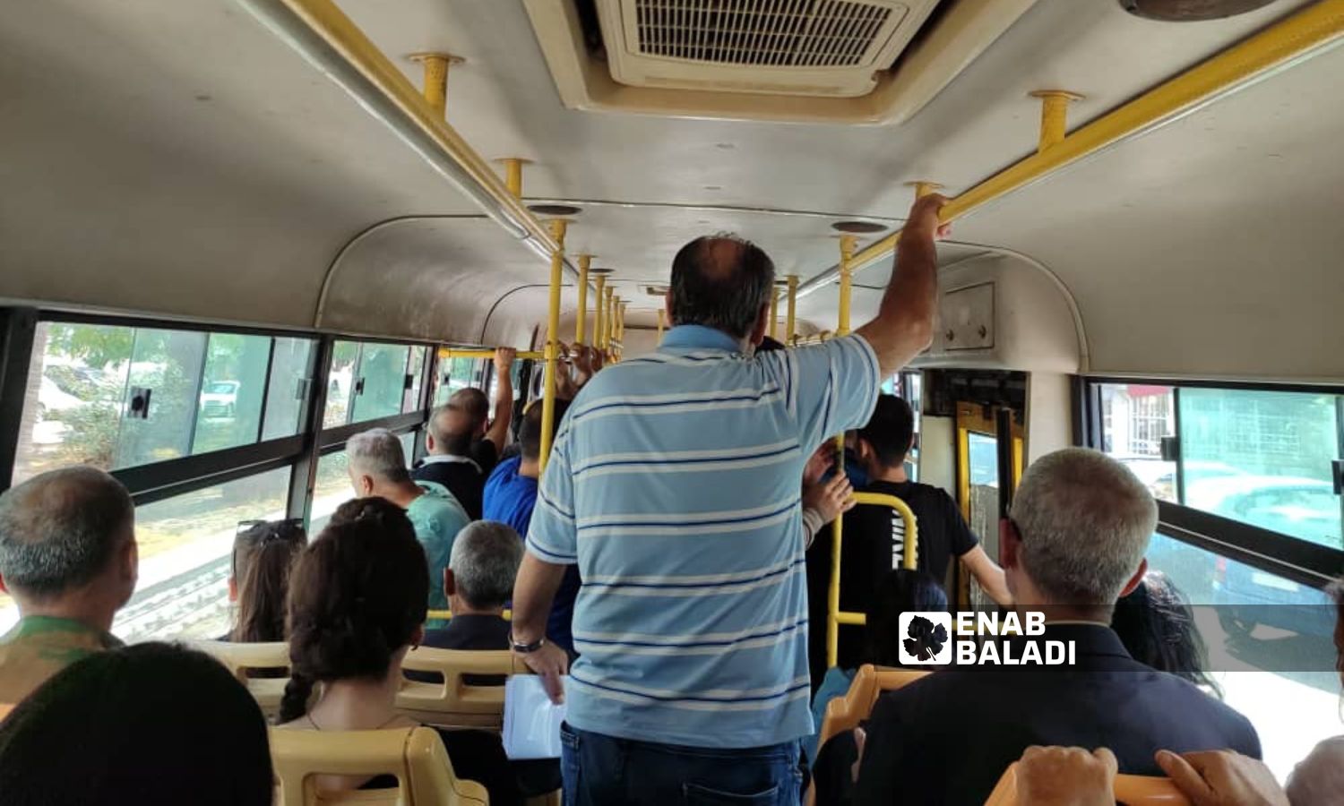 ركاب في حافلة نقل داخلي بمدينة اللاذقية- تشرين الأول 2023 (عنب بلدي/ ليندا علي)