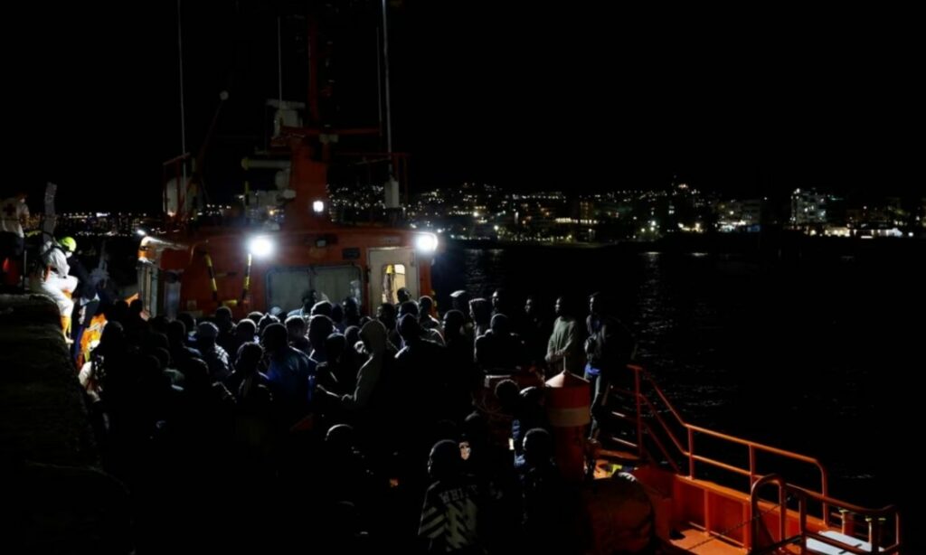 مهاجرون ينتظرون النزول من سفينة تابعة لخفر السواحل الإسباني بجزيرة كناريا الكبرى. إسبانيا- 16 تشرين الأول 2023 (رويترز)
