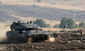 دبابة مبركافا إسرائيلية قرب الحدود اللبنانية مع فلسطين المحتلة 15 من تشرين الأول 2023 (AFP)