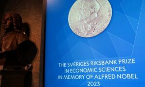 شاشة عرض داخل الأكاديمية الملكية السويدية للعلوم، حيث جرى الإعلان عن جائزة "نوبل" في العلوم الاقتصادية في ستوكهولم بالسويد- 9 تشرين الأول 2023 (رويترز)