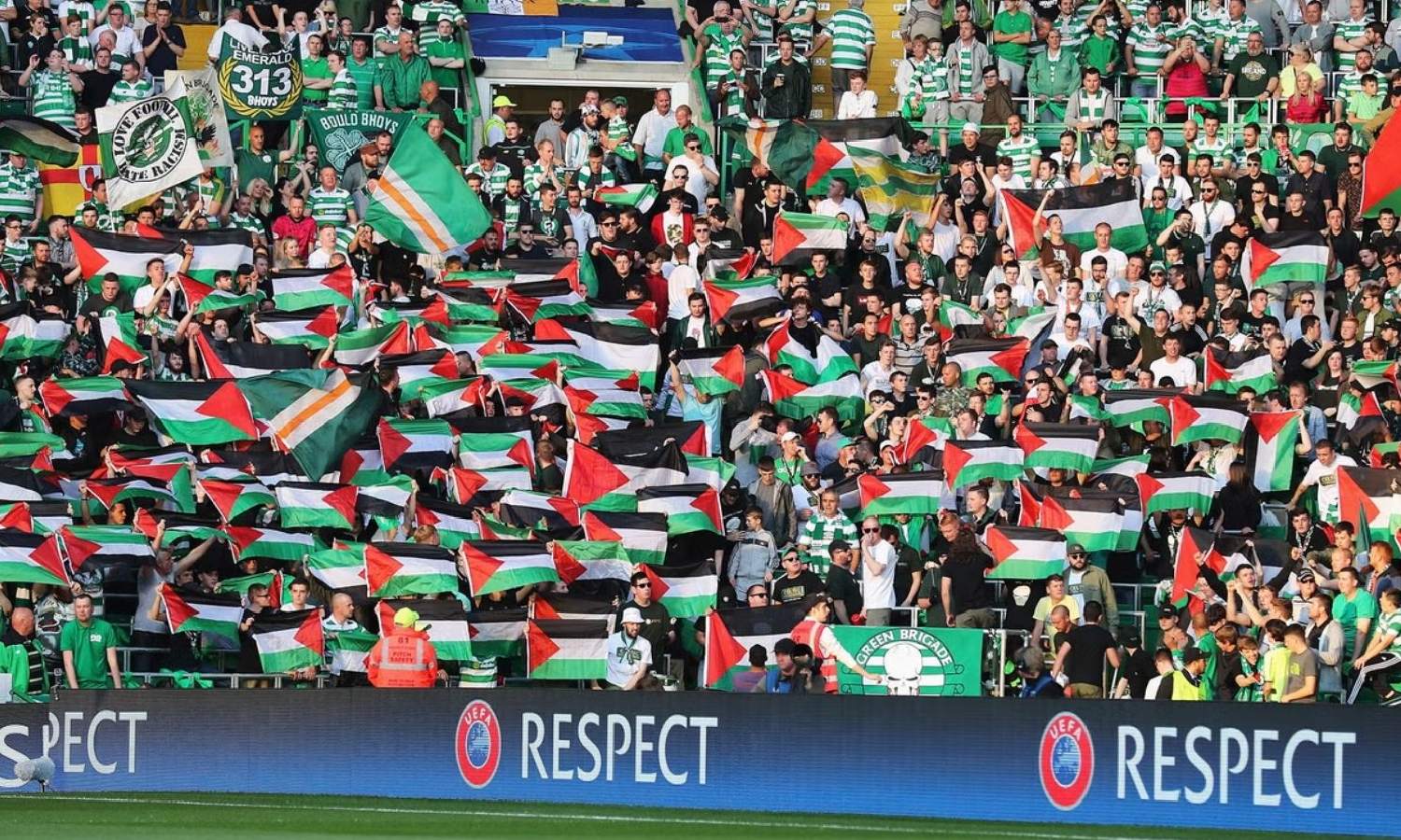 جماهير نادي سيلتيك الأسكتلندي تحمل علم فلسطين في المدرجات- آب 2016 (Getty/تعبيرية)