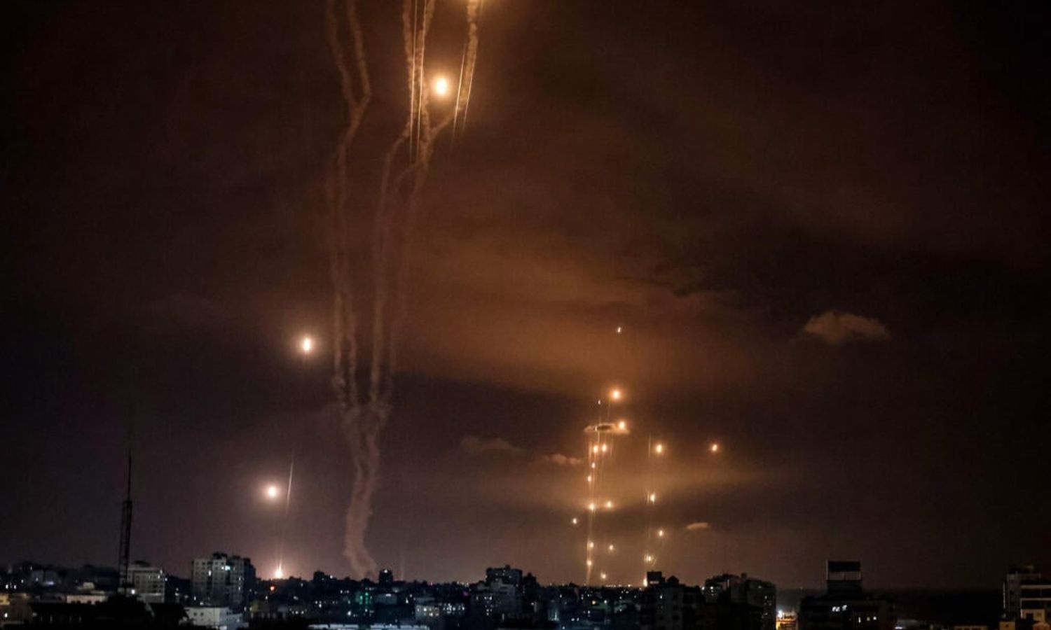 صواريخ من قطاع غزة تسقط في الأراضي الفلسطينية المحتلة- 7 من تشرين الأول 2023 (وكالة الصحافة الفرنسية)