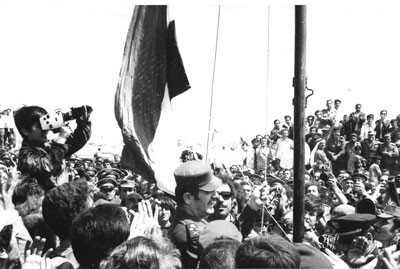 رئيس النظام السوري السابق حافظ الأسد يرفع علم سوريا حينها في مدينة القنيطرة 1974 (وزارة دفاع النظام السوري)