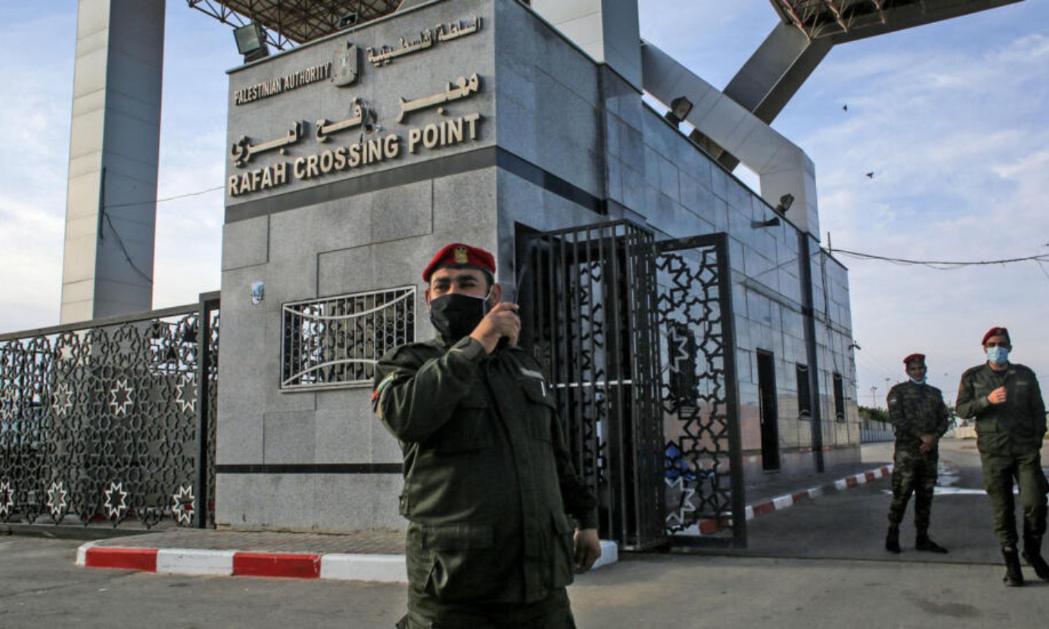 قصفت إسرائيل الجانب الفلسطيني من معبر رفح الواصل بين قطاع غزة وسيناء المصرية في تشرين الأول 2023 (AFP)