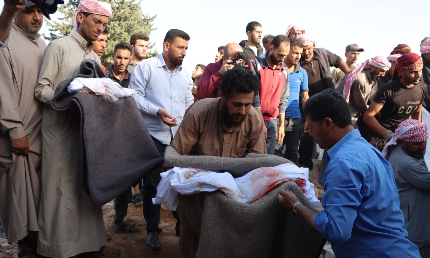 دفن ضحايا إثر مجزرة نفذتها الطائرات الحربية الروسية على مخيم "أهل سراقب" في ريف إدلب الغربي - 24 من تشرين الأول 2023 (الدفاع المدني السوري)