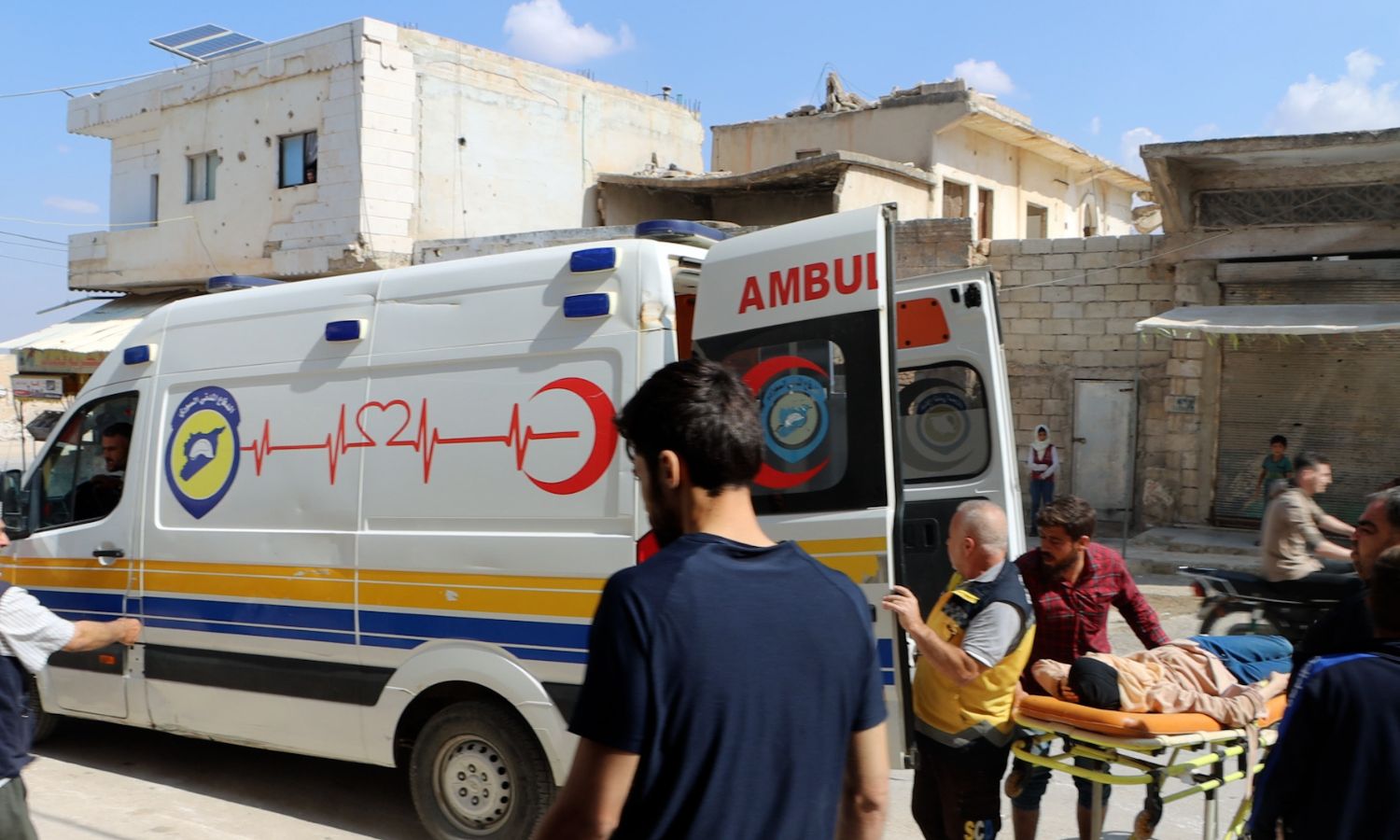 إسعاف مصابين إلى المستشفيات بسبب قصف صاروخي لقوات النظام السوري على مدينة سرمين بريف إدلب الشرقي- 4 من تشرين الأول 2023 (الدفاع المدني السوري)