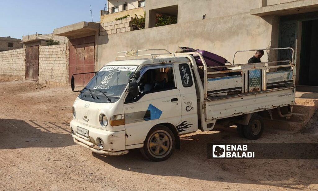 عائلات تنزح من سرمين بريف إدلب الشرقي إلى شمالي إدلب- 6 من تشرين الأول 2023 (عنب بلدي/ إياد عبد الجواد)