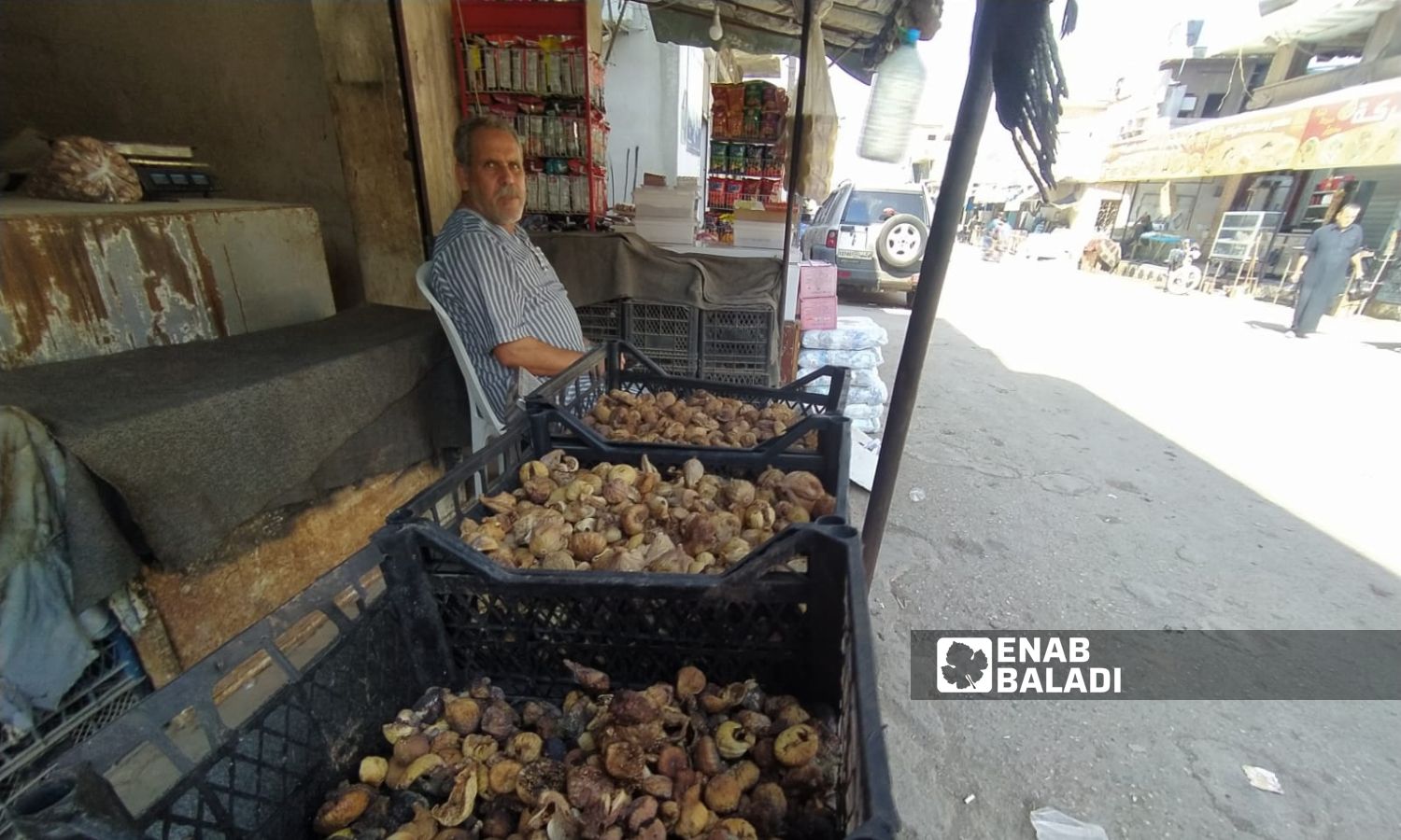 بائع تين مجفف في مدينة سرمين شرقي إدلب - 17 من تشرين الأول 2023 (عنب بلدي/ شمس الدين مطعون)